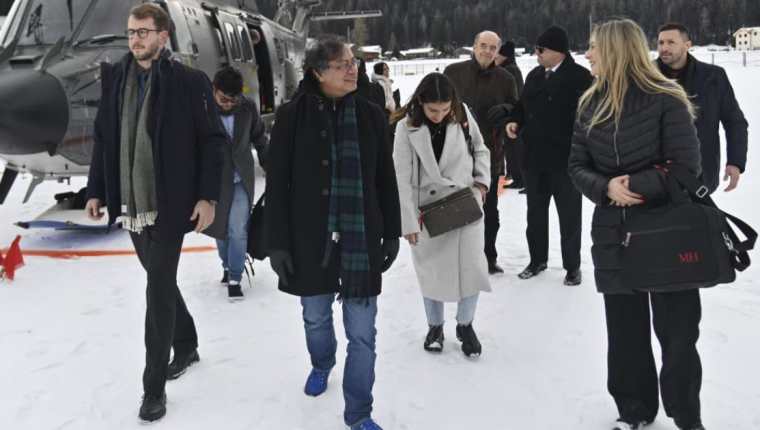 Gustavo Petro, presidente de Colombia, -al centro- a su llegada a Davos, Suiza. (Foto Prensa Libre: Presidencia de Colombia)