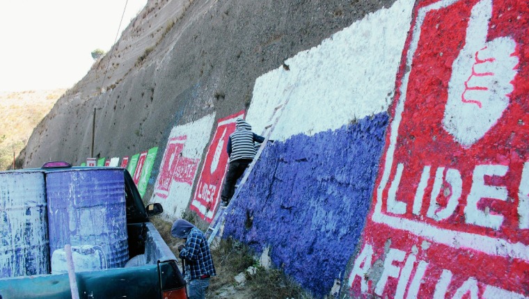 En otros procesos electorales las agrupaciones políticas han pintado montañas, piedras, árboles y otros objetos en las rutas del país. (Foto Prensa Libre: Hemeroteca PL).