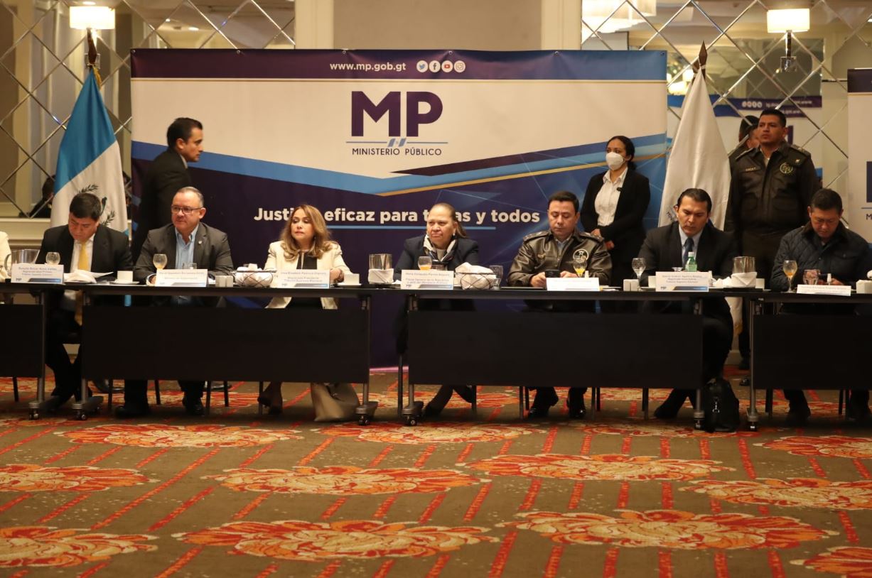 Autoridades del TSE, MP y ministerios de Defensa y Gobernación en la entrega de planes de acción para las elecciones 2023. (Foto Prensa Libre: Elmer Vargas)