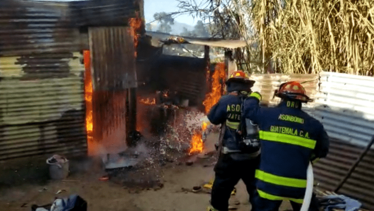 El incendio ocurrió la mañana de este domingo en El Tejar, Chimaltenango. (Foto Prensa Libre: Bomberos Municipales Departamentales) 
