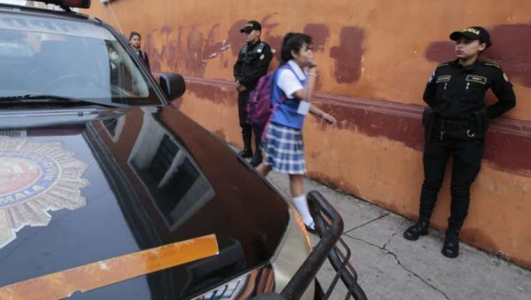 En el área metropolitana, la Policía Nacional Civil (PNC) tiene cobertura de 56 centros educativos. (Foto Prensa Libre: PNC)