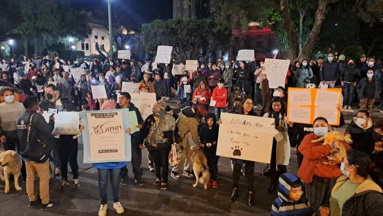 Vecinos de Quetzaltenango protestan por la muerte de “Nucita”, “Loba” y “Negrito”, tres perros que habrían sido envenenados el 22 de enero de 2023. (Foto Prensa Libre: Mynor Toc)