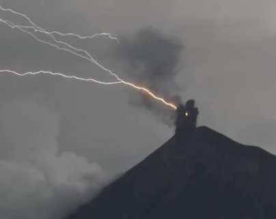 Video: Cómo fue la caída de rayos en el cráter del Volcán de Fuego (y qué dicen los expertos del fenómeno)