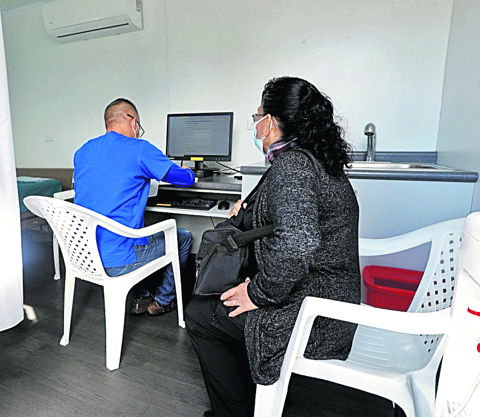 Las personas que se ha contagiado con covid-19 buscan atención médica por las secuelas que deja el virus. (Foto Prensa Libre: Hemeroteca PL)