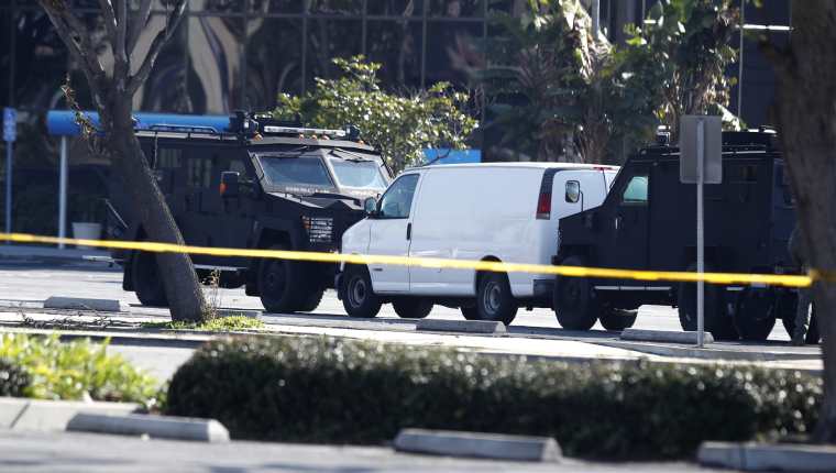 La Policía inició una persecución para dar con el asesino de 10 personas en una discoteca en Monterey Park, California. Hallaron una camioneta que podría estar relacionadas con el incidente. (Foto Prensa Libre: EFE)