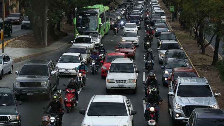 Congestionamiento vehicular en el Anillo Periférico el 9 de enero de 2023. (Foto Prensa Libre: Esbin García)