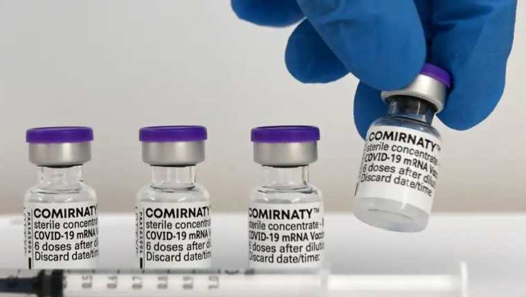 Expertos advierten de que fin de la emergencia por covid-19 en EE. UU. disparará los costos de vacunas. (Foto Prensa Libre: AFP)