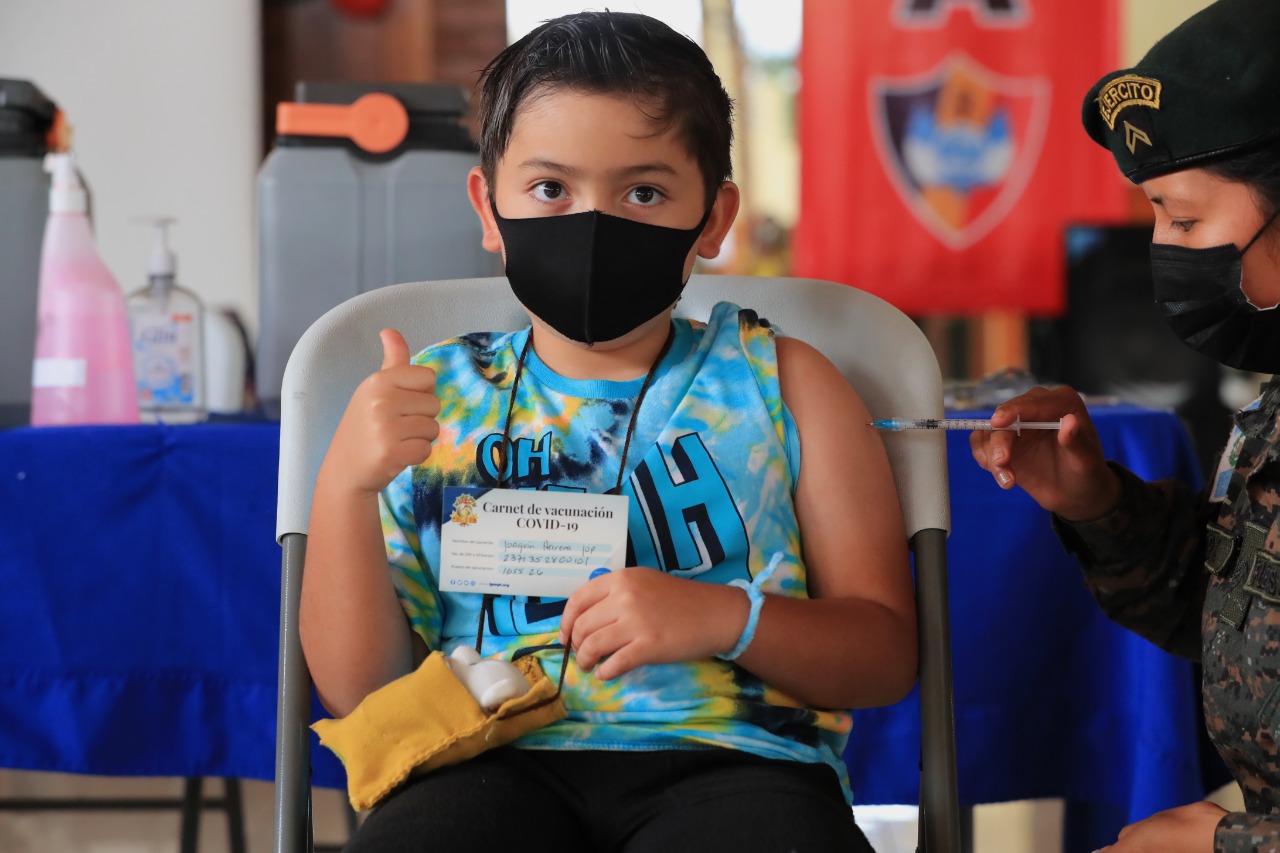 Ante el regreso a clases, un médico pediatra explica que recomendaciones se deben seguir sobre los esquemas de vacunación de los estudiantes en edad escolar. (Foto Prensa Libre: Elmer Vargas)