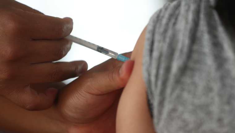Actualmente solo 18.2% de los 2.2 millones de niños que son la meta a vacunar entre las edades de los 6 y 11 años, han recibido las dosis de la vacuna contra el Covid-19. (Foto Prensa Libre: Juan Diego González)