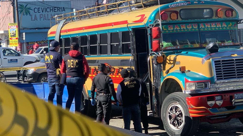 Una niña de tres años salió ilesa de una balacera en un bus extraurbano en Chimaltenango, pero su madre falleció. (Foto Prensa Libre: Emmy Sánchez)