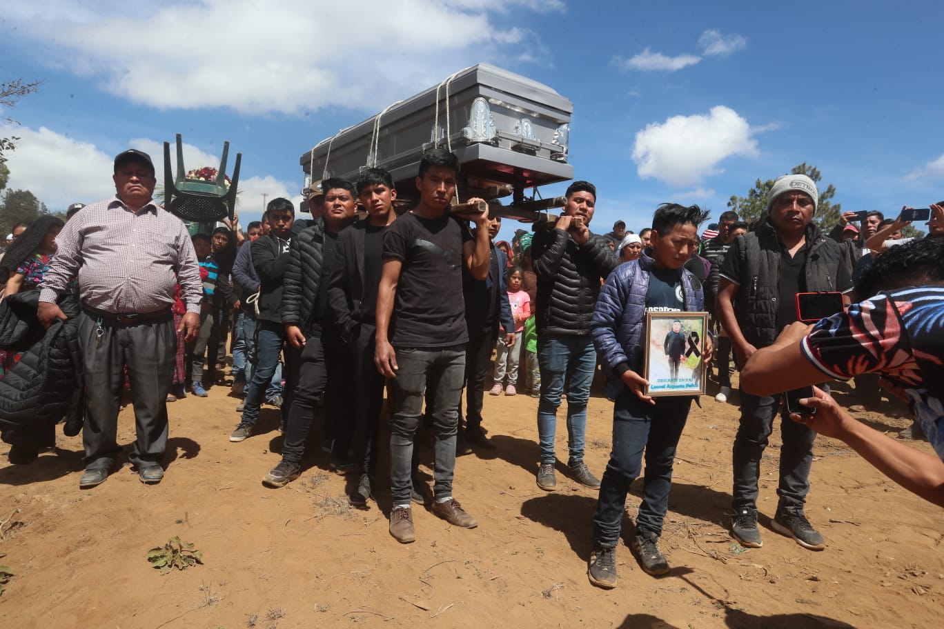 Los restos de Leonel Argueta fueron llevados en hombros hacia el cementerio de la aldea Pitzal, en Momostenango, Totonicapán. (Foto Prensa Libre: Juan Diego González)