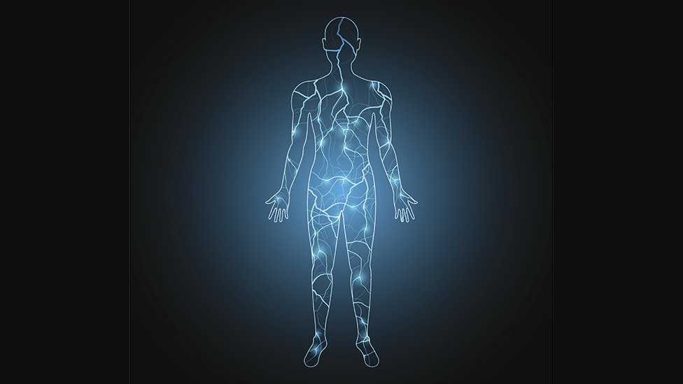 El cuerpo humano está lleno de átomos con carga eléctrica (iones) que circulan por nuestras células generando una corriente.