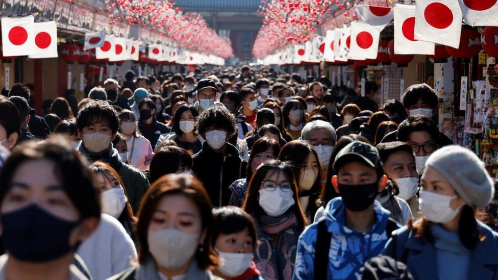 Por qué Japón tiene ahora su mayor cantidad de muertes por covid tras 2 años con la pandemia bajo control