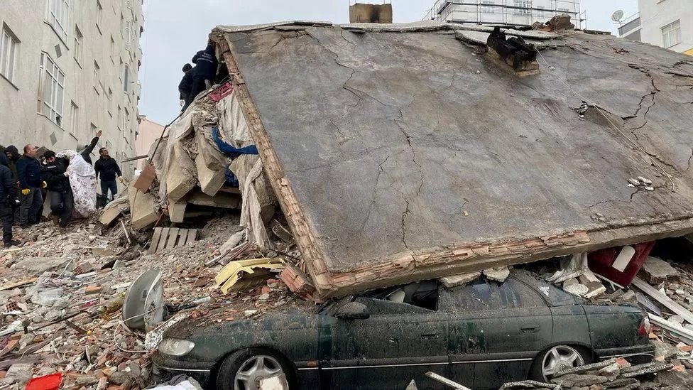 Un automóvil se ve enterrado bajo el techo de una casa en Diyarbakir, Turquía. Getty Images