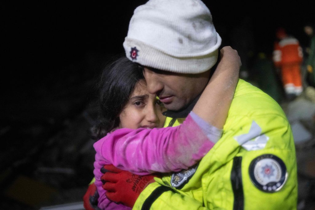 Sobrevivientes relatan que hay muchas personas bajo los escombros pidiendo ayuda. Getty Images