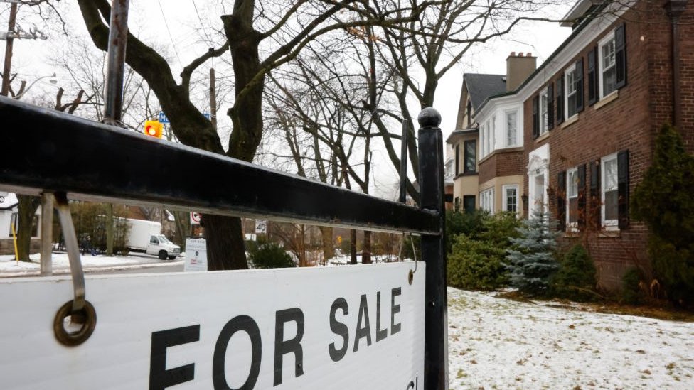 Los estafadores parecen estar aprovechándose del lucrativo mercado inmobiliario en Canadá -principalmente en Toronto- donde el precio promedio de una casa es más de US$1,2 millones.