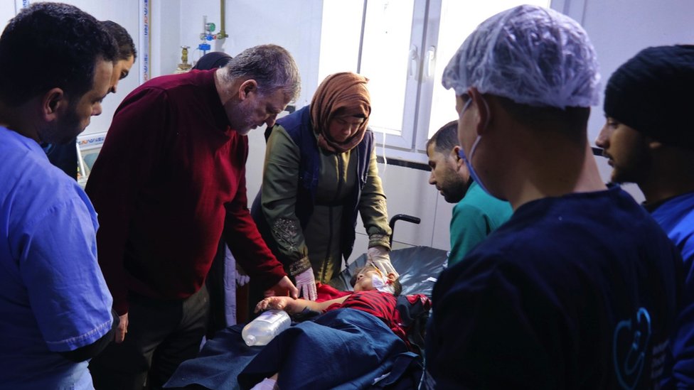 “En cuanto el niño me miró, empecé a llorar”: el duro testimonio de un médico que atiende a las víctimas del terremoto en Siria