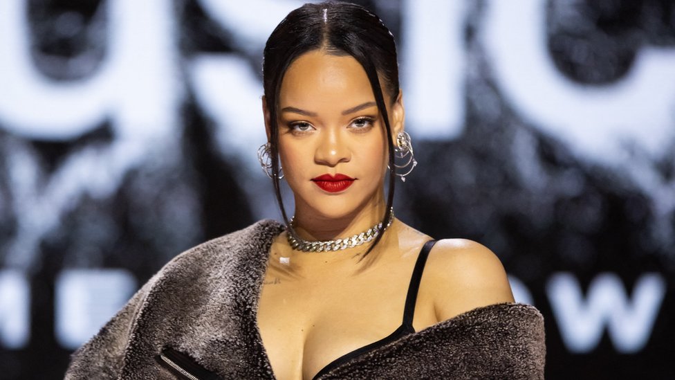 Rihanna dijo haber modificado la lista de canciones para la presentación del Super Bowl unas 39 veces. (REUTERS)