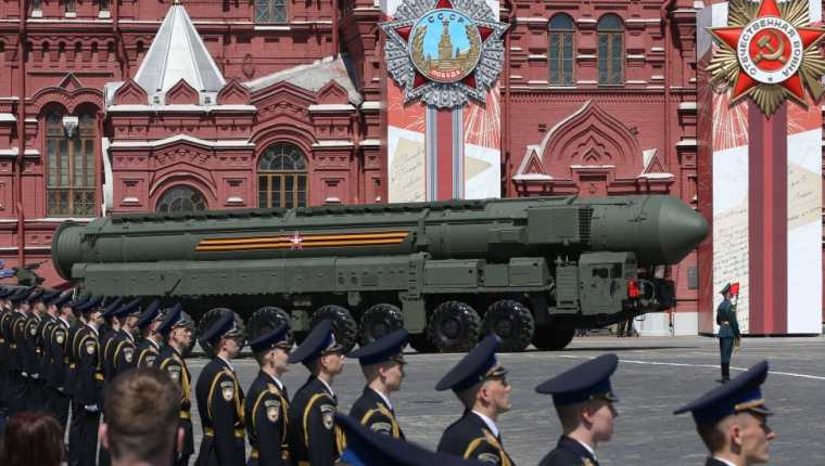 Misil nuclear ruso durante un desfile militar en 2020.