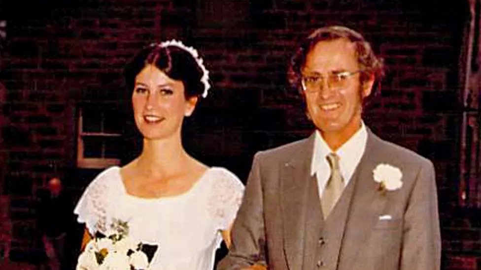 Jenny junto su padre Hamish Dawson, el día de su boda en 1980. (JENNY PEARSON)