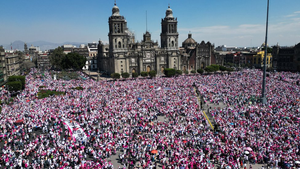 Reforma electoral: por qué causan tanta polémica y protestas masivas en México los cambios propuestos por López Obrador al INE