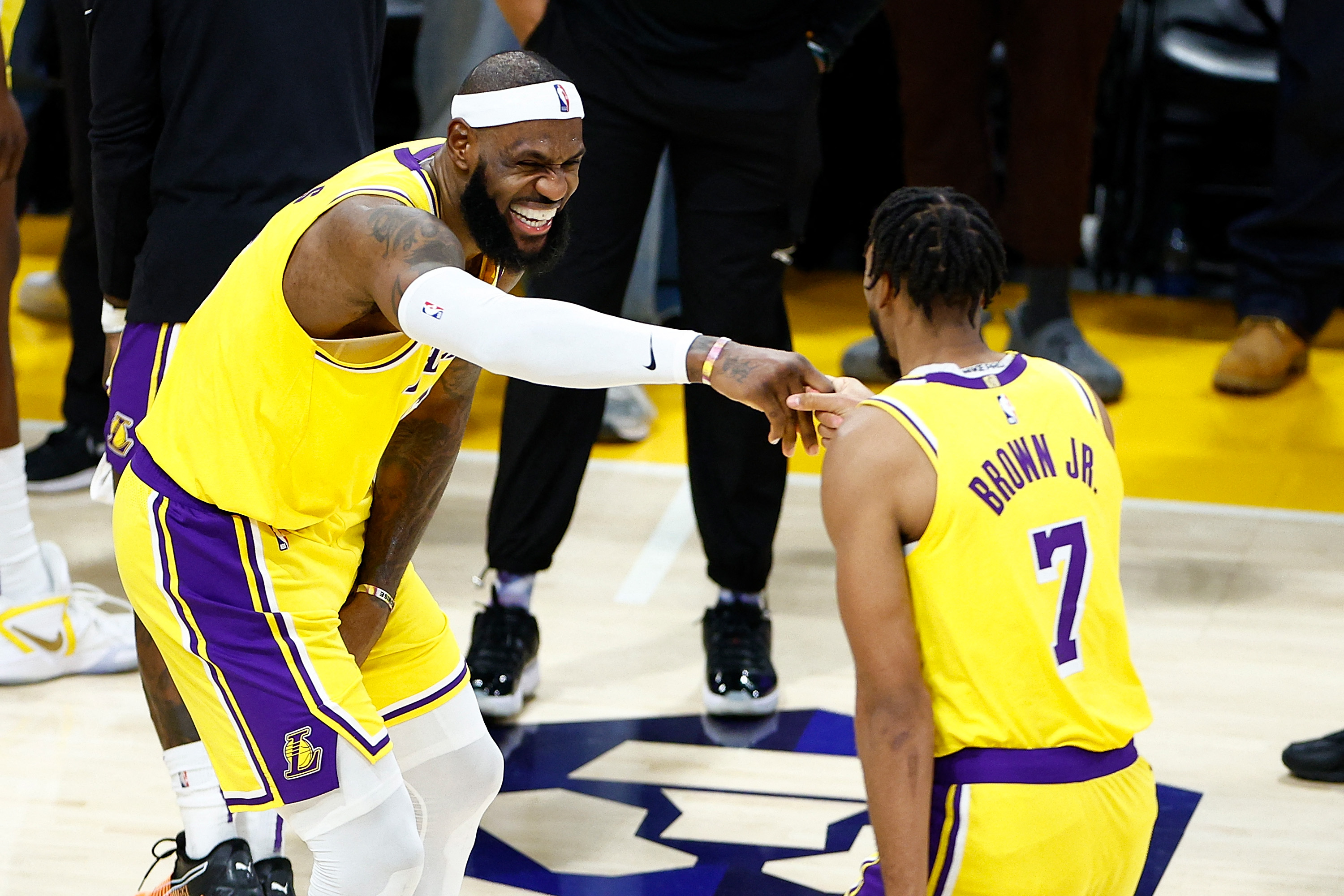 LeBron James #6 of the Los Angeles Lakers celebra con Troy Brown Jr. #7 durante el partido histórico donde superó el récord de más puntos en la NBA. (Foto Prensa Libre: AFP).