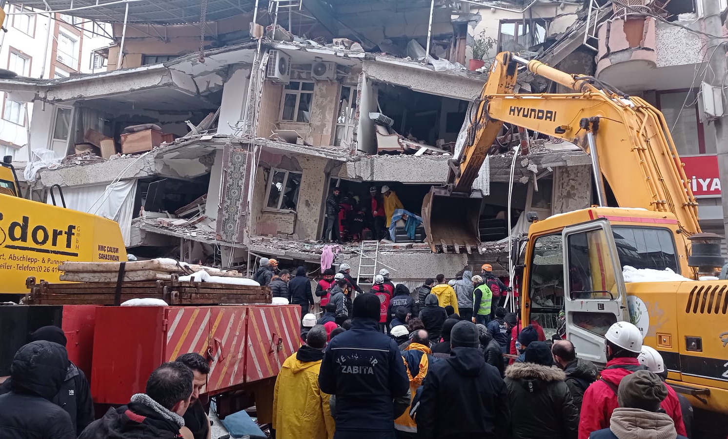 En Diyarbakir, Turquía, personal de emergencia busca víctimas en el sitio donde colapsó un edificio luego del terremoto que afectó ese país y Siria. (Foto Prensa Libre: EFE)