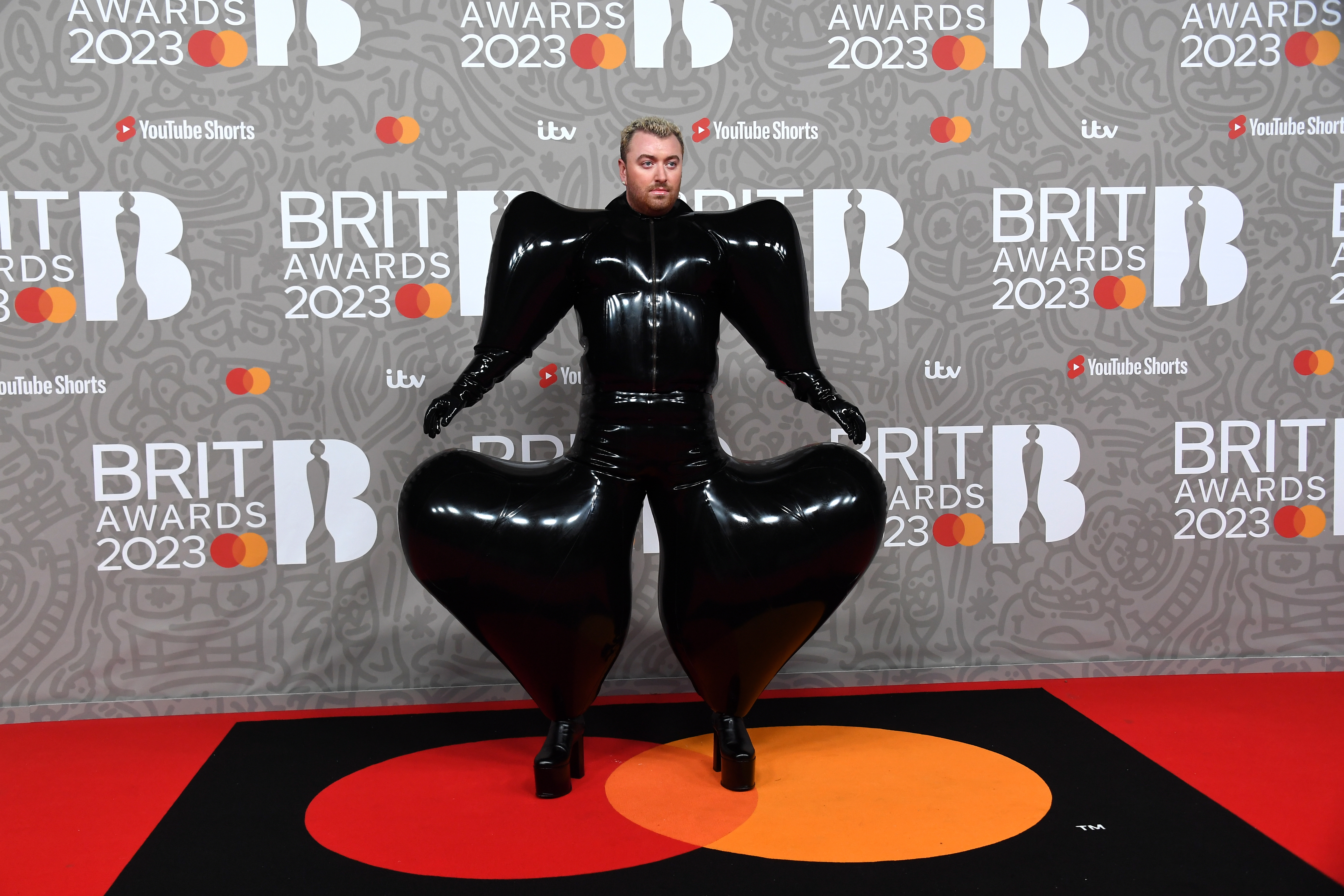 Sam Smith impacta con  un traje de látex inflable.  Se ha vuelto viral. (Foto Prensa Libre: EFE)