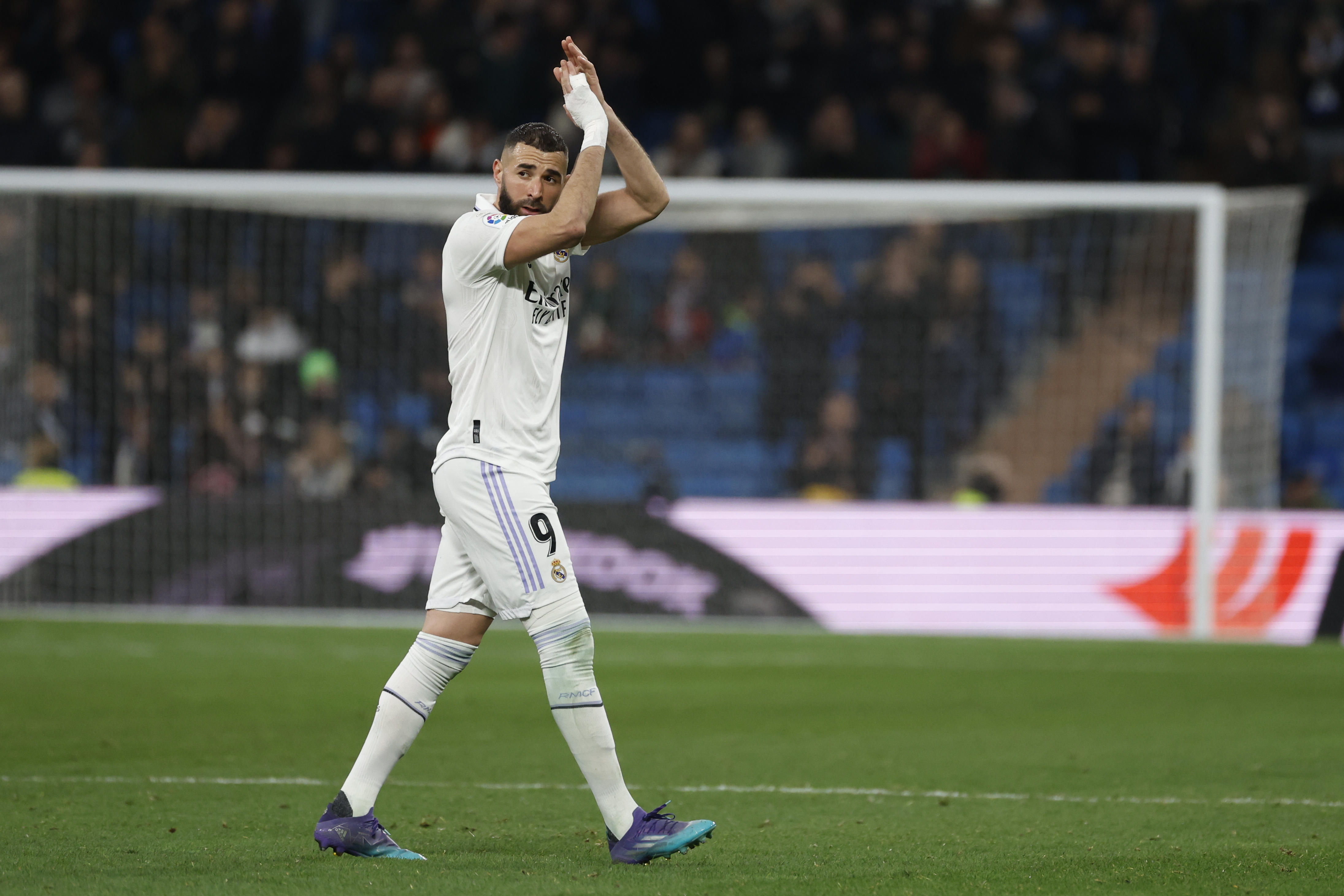 El delantero francés del Real Madrid Karim Benzema agradece a la afición durante el partido de la Jornada 21 de LaLiga Santander. Foto Prensa Libre (EFE)