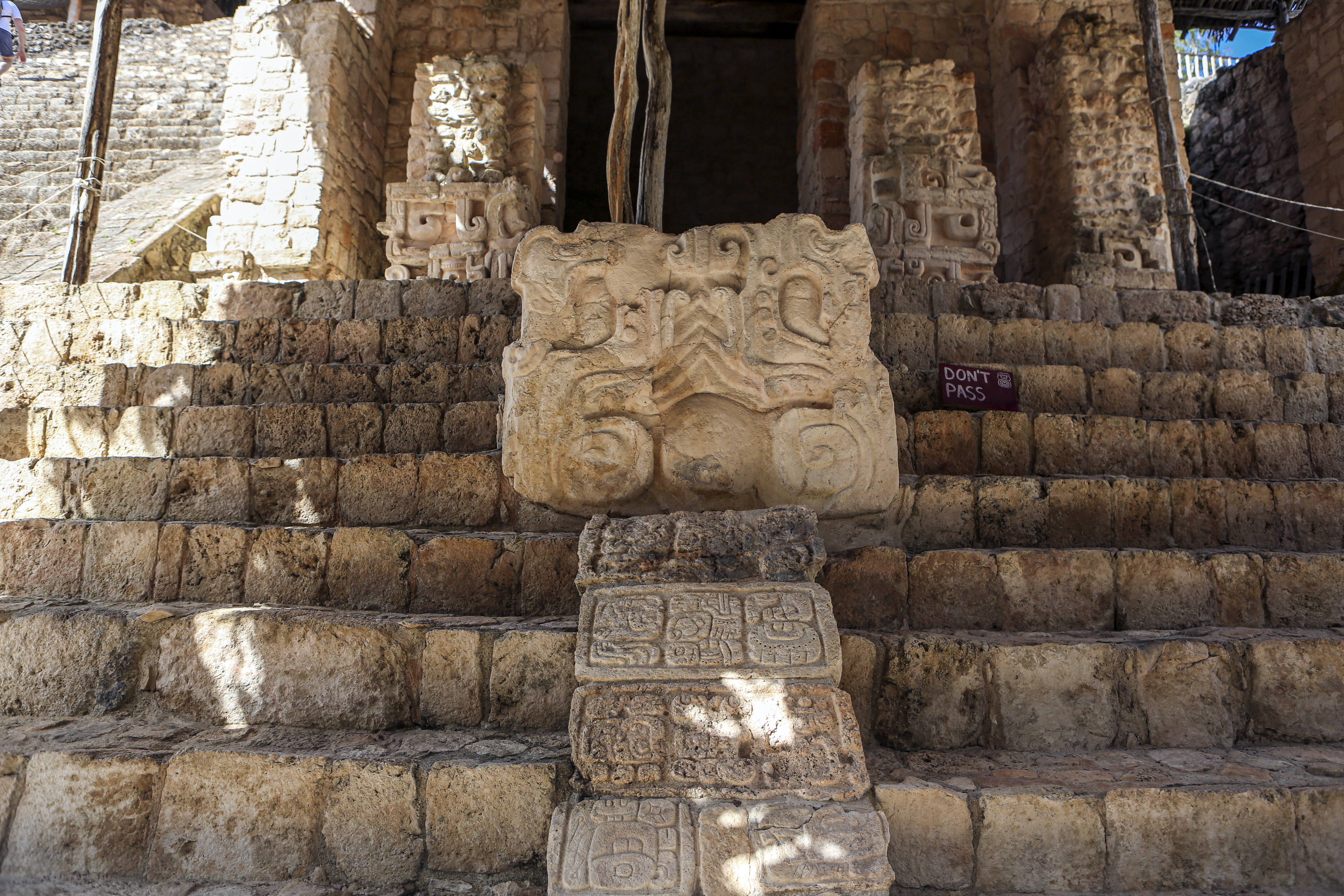 Esculturas del rey Ukit Kan Lek Tok fueron hallados en la zona eco arqueológica de Ek Balam, durante los trabajos de excavación que se realizan en ese lugar, en Yucatán, México. (Foto Prensa Libre: EFE)