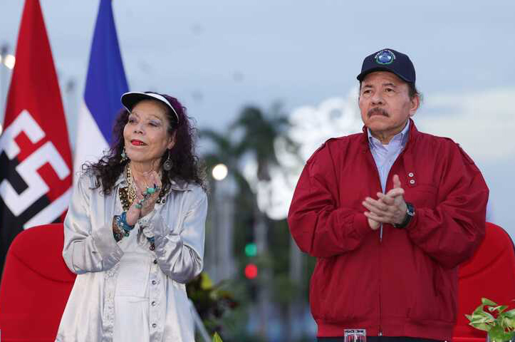 Fotografía cedida por Presidencia de Nicaragua, del presidente de Nicaragua Daniel Ortega (d), junto a su esposa y vicepresidenta Rosario Murillo (i), durante un acto en Managua (Nicaragua). Foto Prensa Libre: Hemeroteca PL.