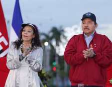Fotografía cedida por Presidencia de Nicaragua, del presidente de Nicaragua Daniel Ortega (d), junto a su esposa y vicepresidenta Rosario Murillo (i), durante un acto en Managua (Nicaragua). Foto Prensa Libre: Hemeroteca PL.