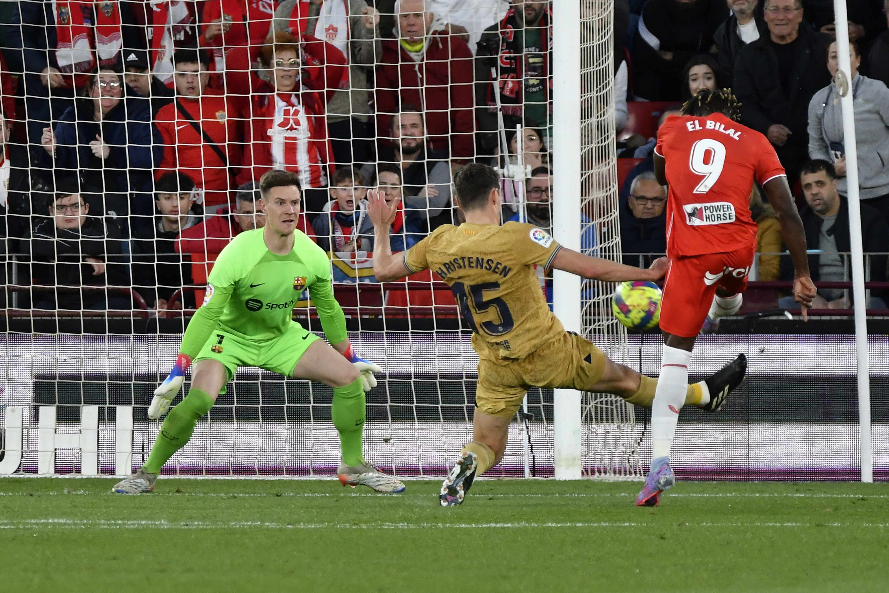 Touré (d) marca el 1-0 durante el encuentro de LaLiga Santander entre el UD Almería y el FC Barcelona celebrado este domingo en el Power Horse Stadium de Almería. Foto Prensa Libre (EFE)