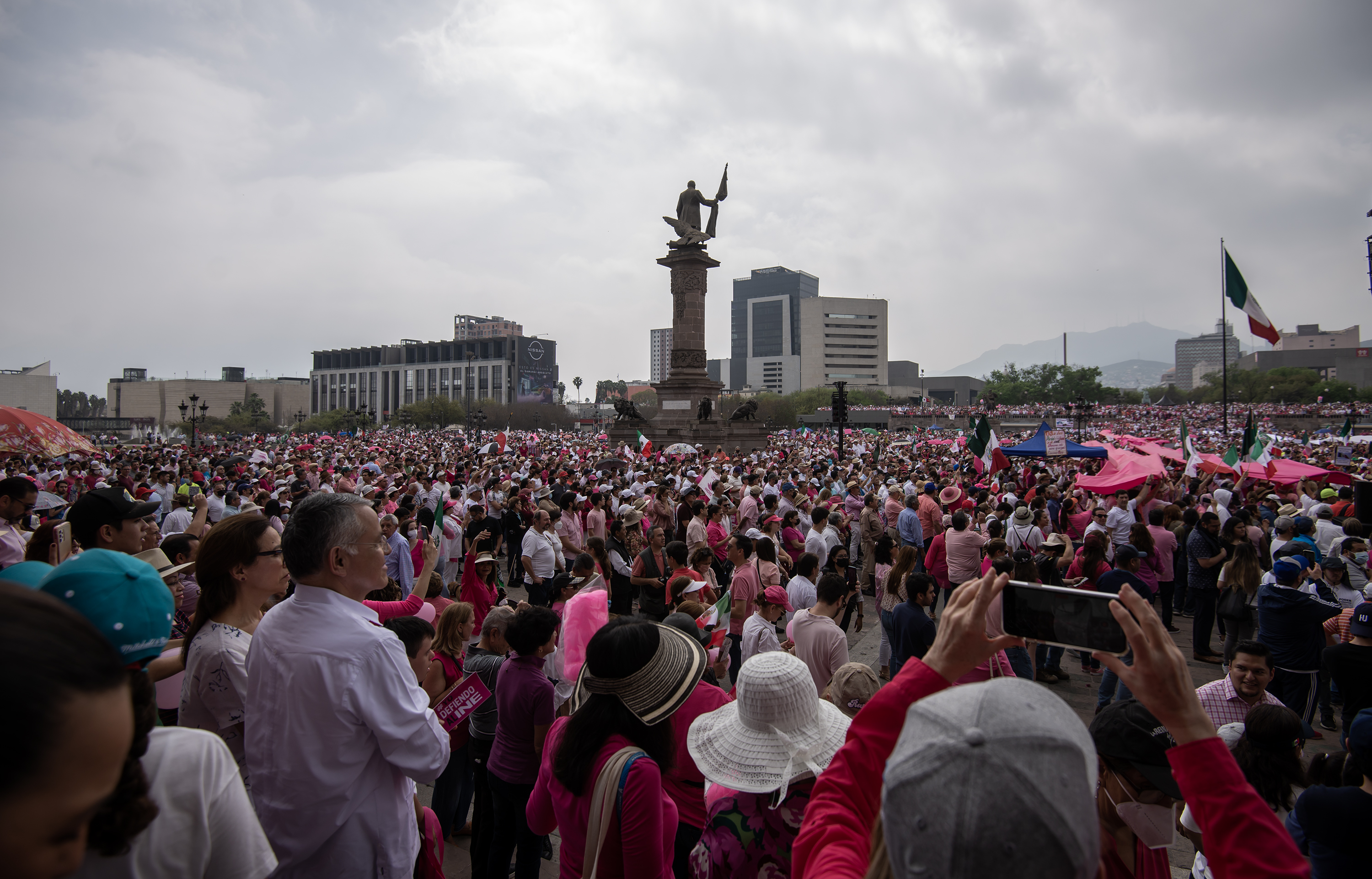 Miles de personas que se manifiestan en la explanada de la Macro Plaza en defensa del Instituto Nacional Electoral (INE) y contra la reforma electoral que impulsa el presidente del país, Andrés Manuel López Obrador hoy, en Monterrey (México). EFE/Miguel Sierra