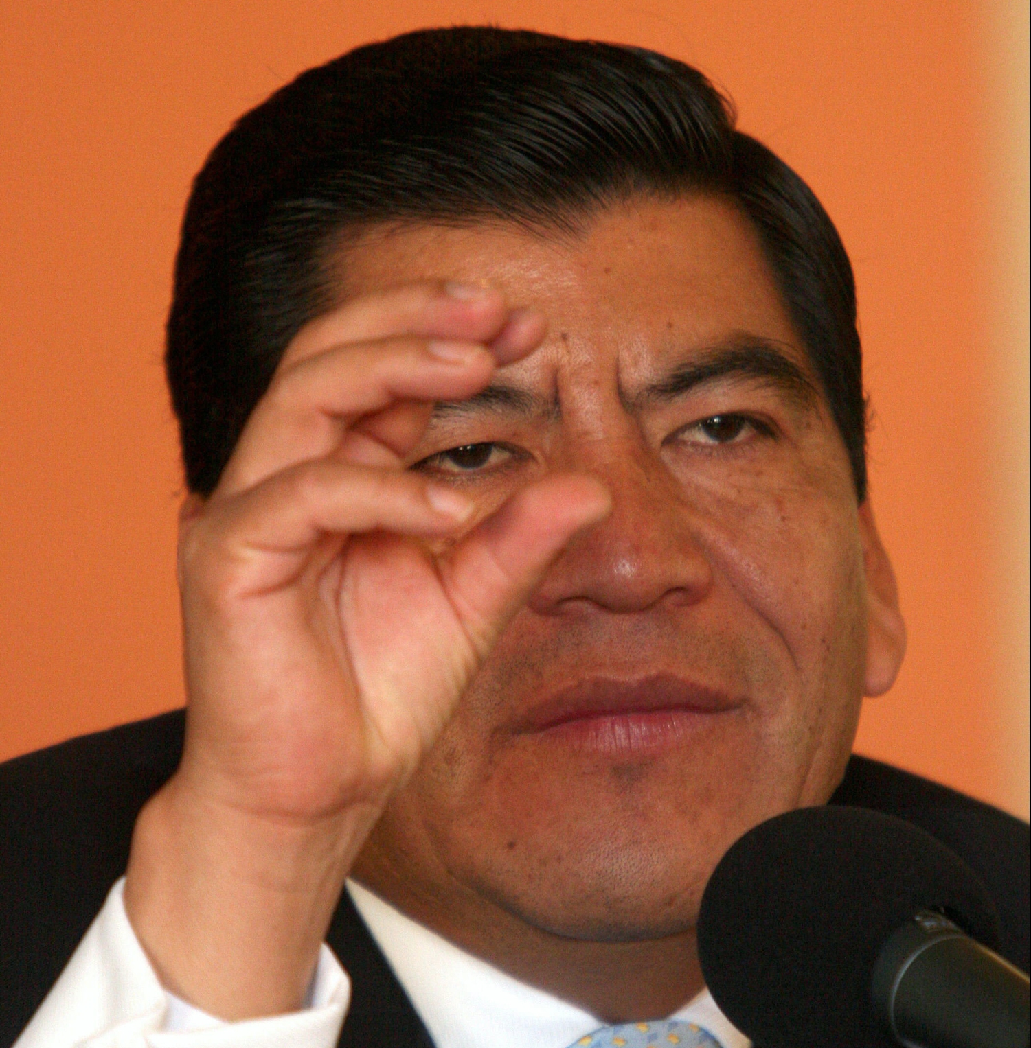 Fotografía de archivo fechada el 30 de noviembre de 2007, del gobernador del estado de Puebla, Mario Marín, durante una rueda de prensa, en Puebla (México). La Fiscalía General de la República (FGR) de México ratificó prisión preventiva en contra del exgobernador de Puebla, Mario Marín (2005-2011), acusado por tortura en contra de la periodista mexicana Lydia Cacho en 2005. Foto Prensa Libre: EFE.