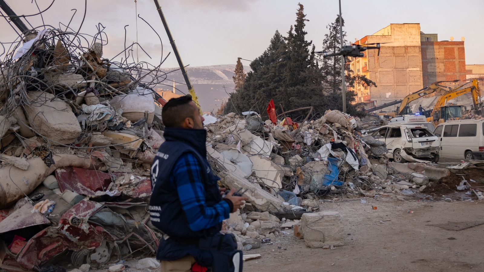 El guatemalteco Javier Haeussler vuela un dron en la zona de desastre a causa de un potente terremoto en Turquía, donde de la mano de la organización Help NGO elaboran mapas para facilitar las tareas de rescate. (Foto Prensa Libre: Agata Klat/ Help.NGO)