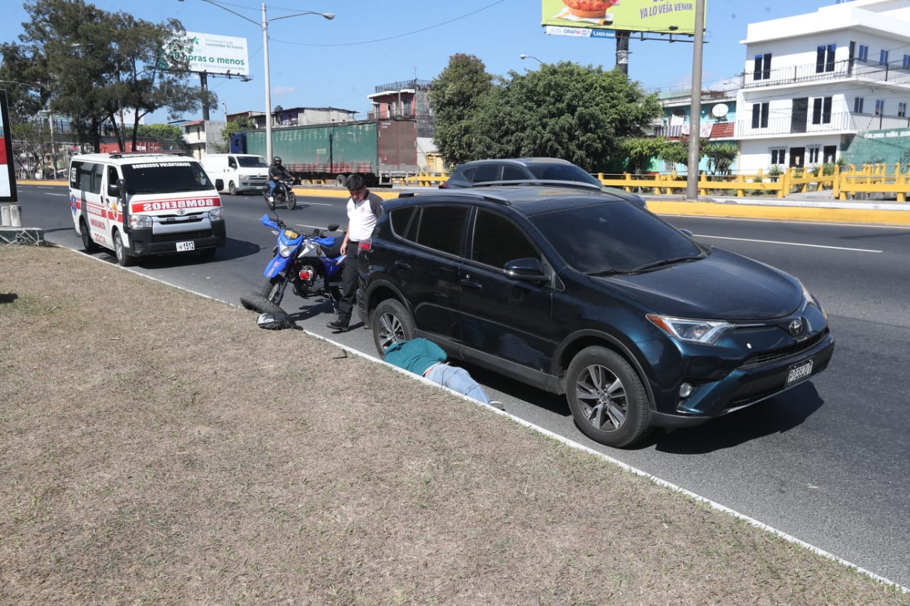 El vehículo quedó con varias perforaciones de bala en el tramo del Periférico a la colonia Cuatro de Febrero, zona 7 de la capital. (Foto Prensa Libre: Érick Ávila)