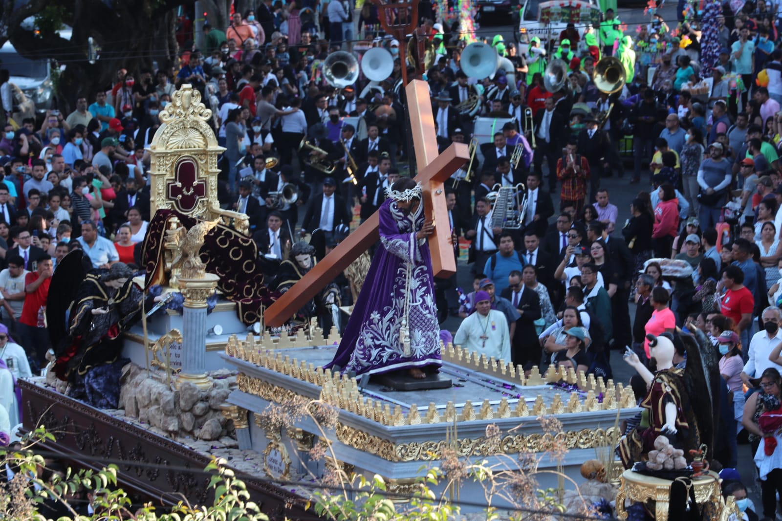 Las procesiones de Guatemala atraen a miles de fieles católicos y a decenas de turistas que admiran la solemnidad de sus recorridos. (Foto Prensa Libre: Élmer Vargas)