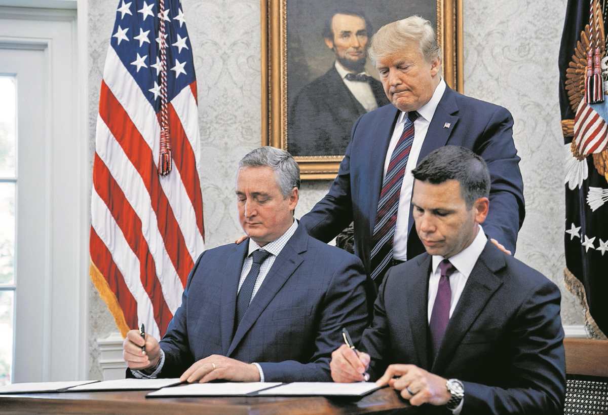 El exministro de Gobernación de Guatemala, Enrique Degenhart, y el exsecretario de Seguridad Nacional de EE. UU., Kevin McAleenan, firman el acuerdo, ante la presencia del expresidente Trump. (Foto Prensa Libre: Hemeroteca PL)