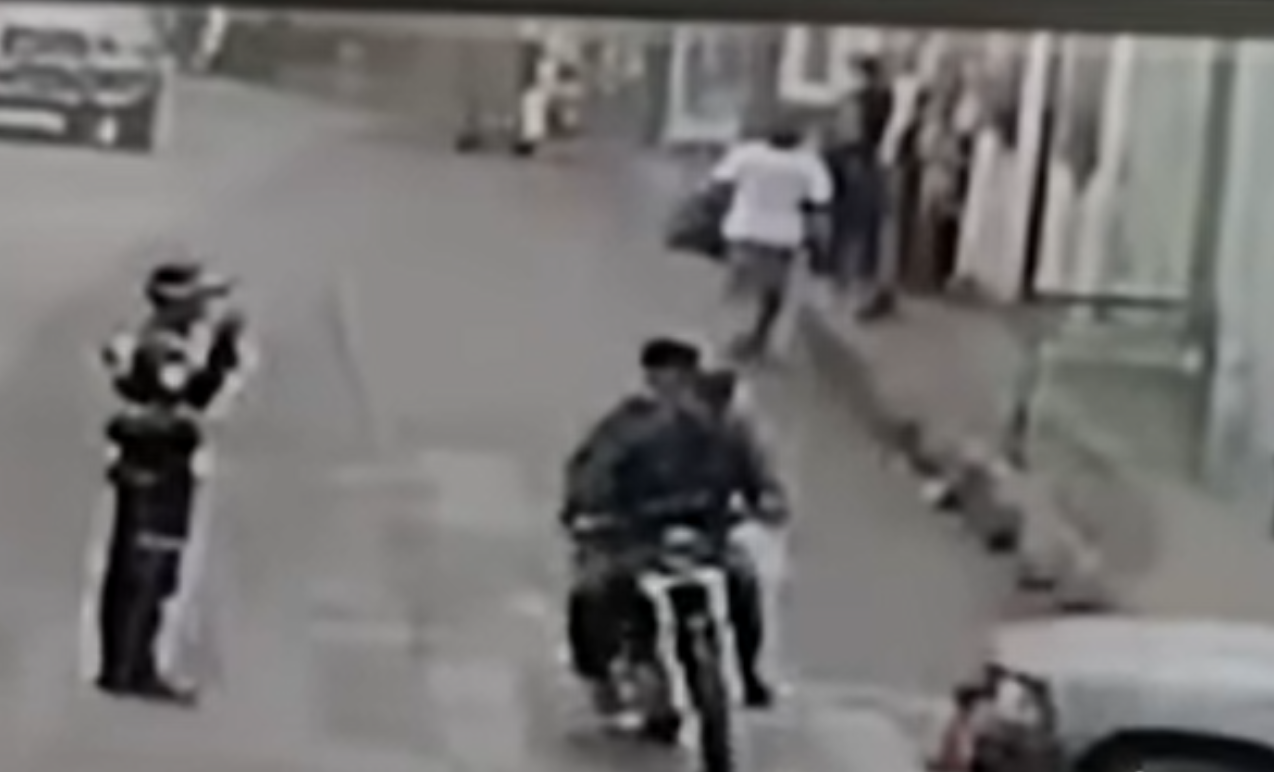 Video: el momento en que picop colisiona a motoristas y estos salen impulsados hacia el asfalto