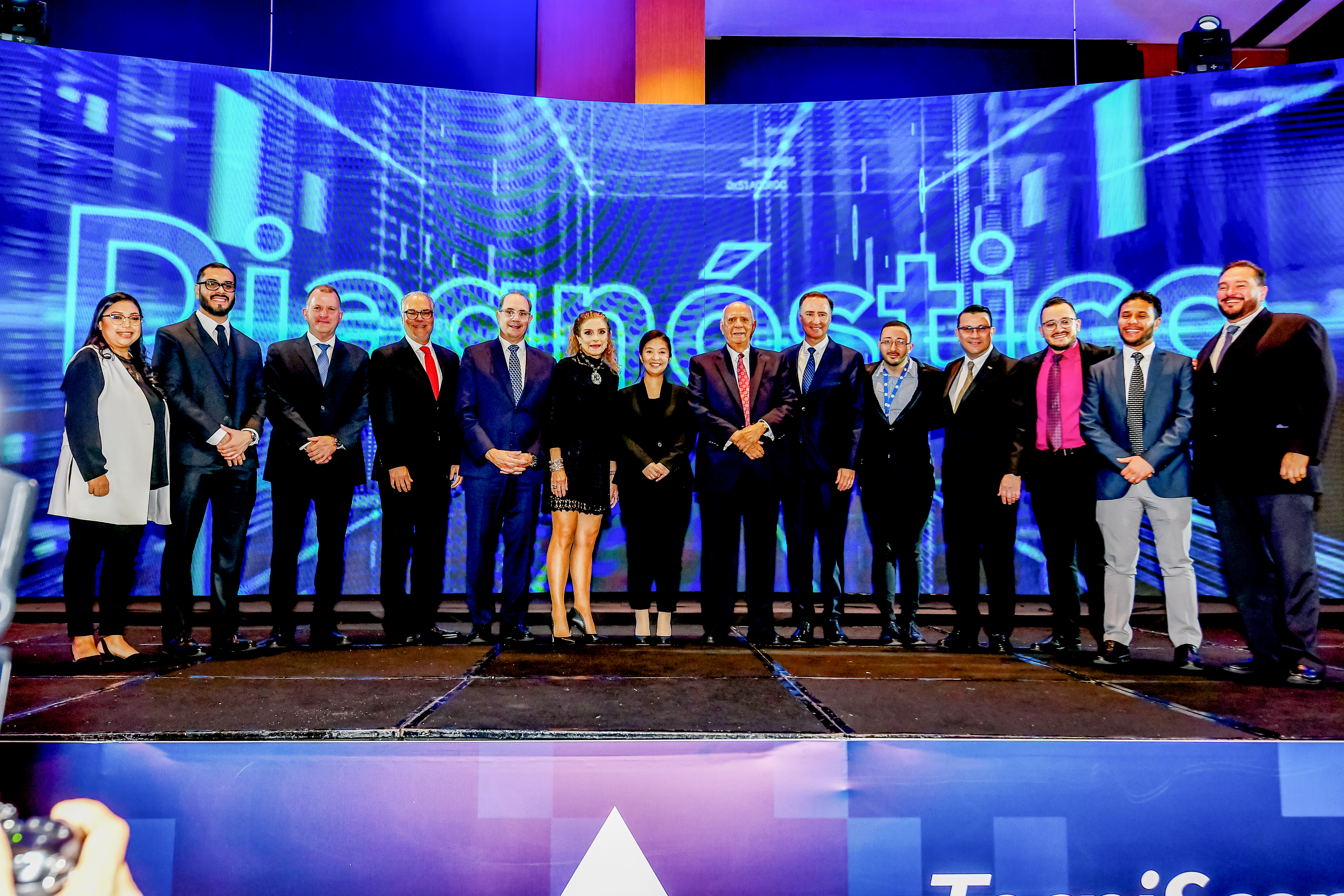 Los representantes del Centro de Diagnóstico TecniScan, y de la marca GE Healthcare, presentaron el nuevo equipo. Foto Prensa Libre: Sergio Muñoz