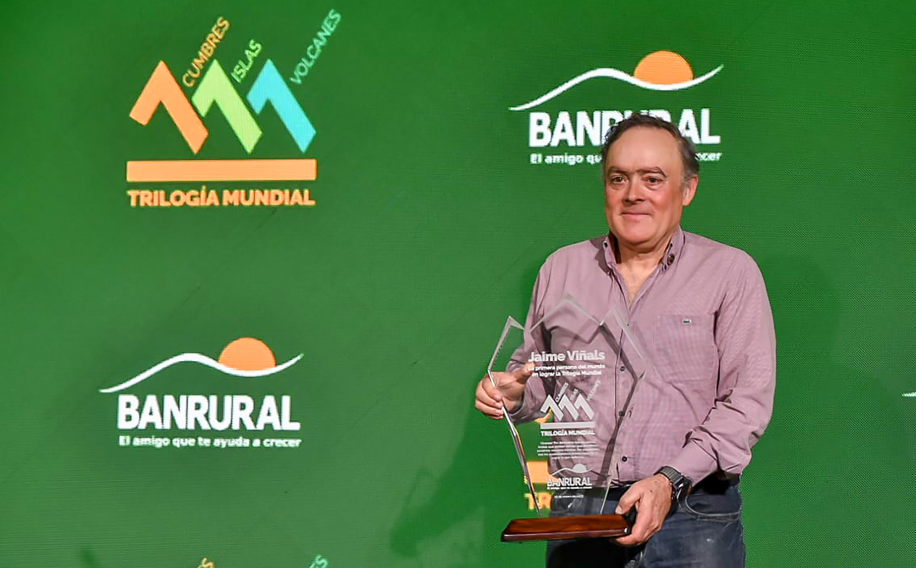 Jaime Viñals, de 55 años, luce el reconocimiento que le otorgó BANRURAL. Foto Prensa Libre: Cortesía