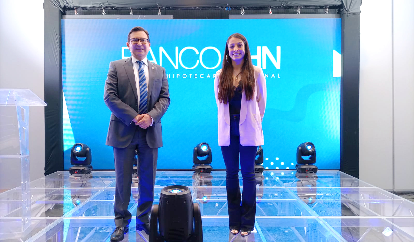 Ingeniero Walter Armendáriz, subgerente general del Banco CHN; y Andrea Henry, representante de Todoticket. Foto Prensa Libre: Sergio Muñoz