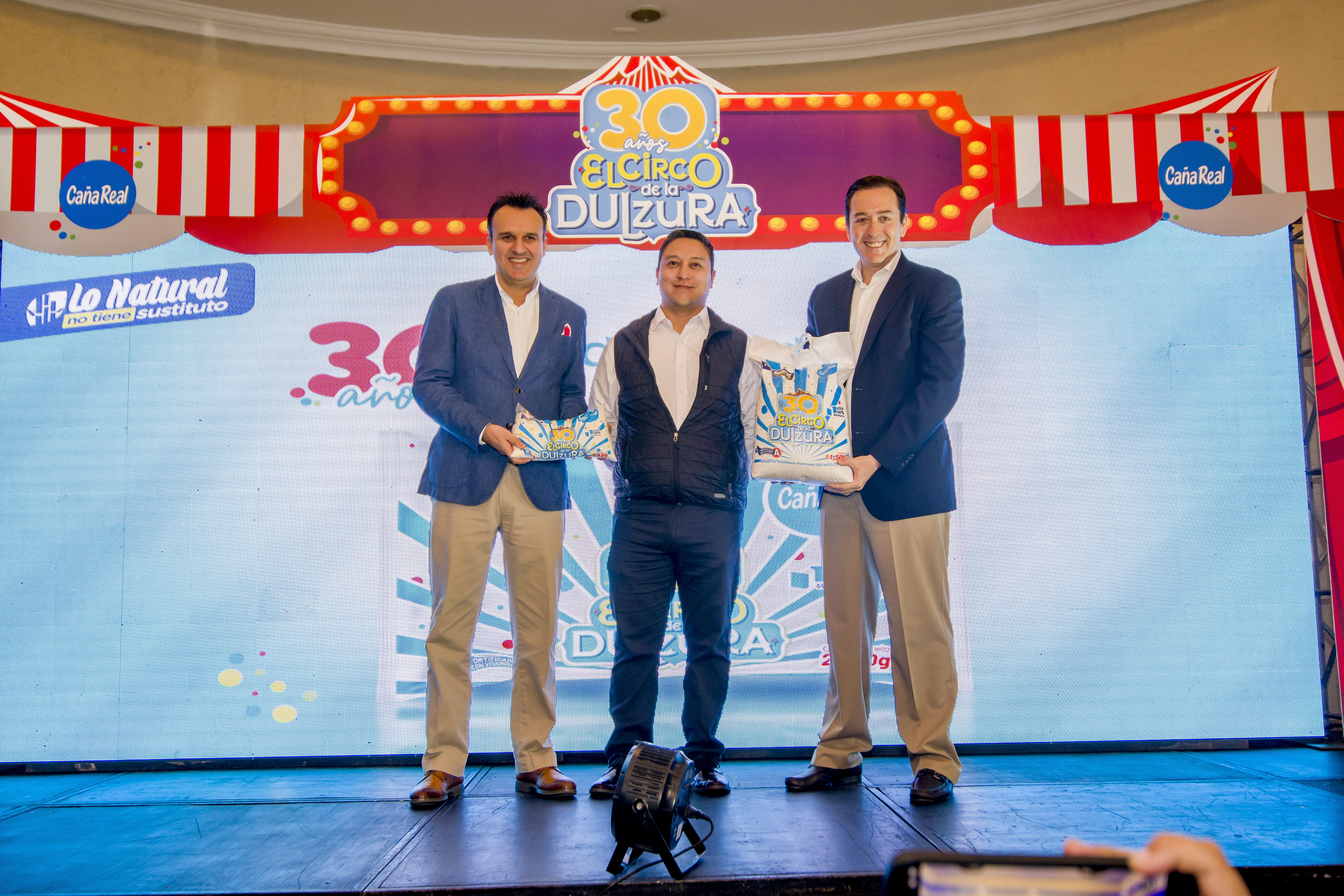 Pedro Cofiño, gerente de Caña Real; Guillermo Leoni, gerente de mercadeo; Juan David Zapata, director de comercialización de Azúcar Caña Real. Foto Prensa Libre: Sergio Muñoz