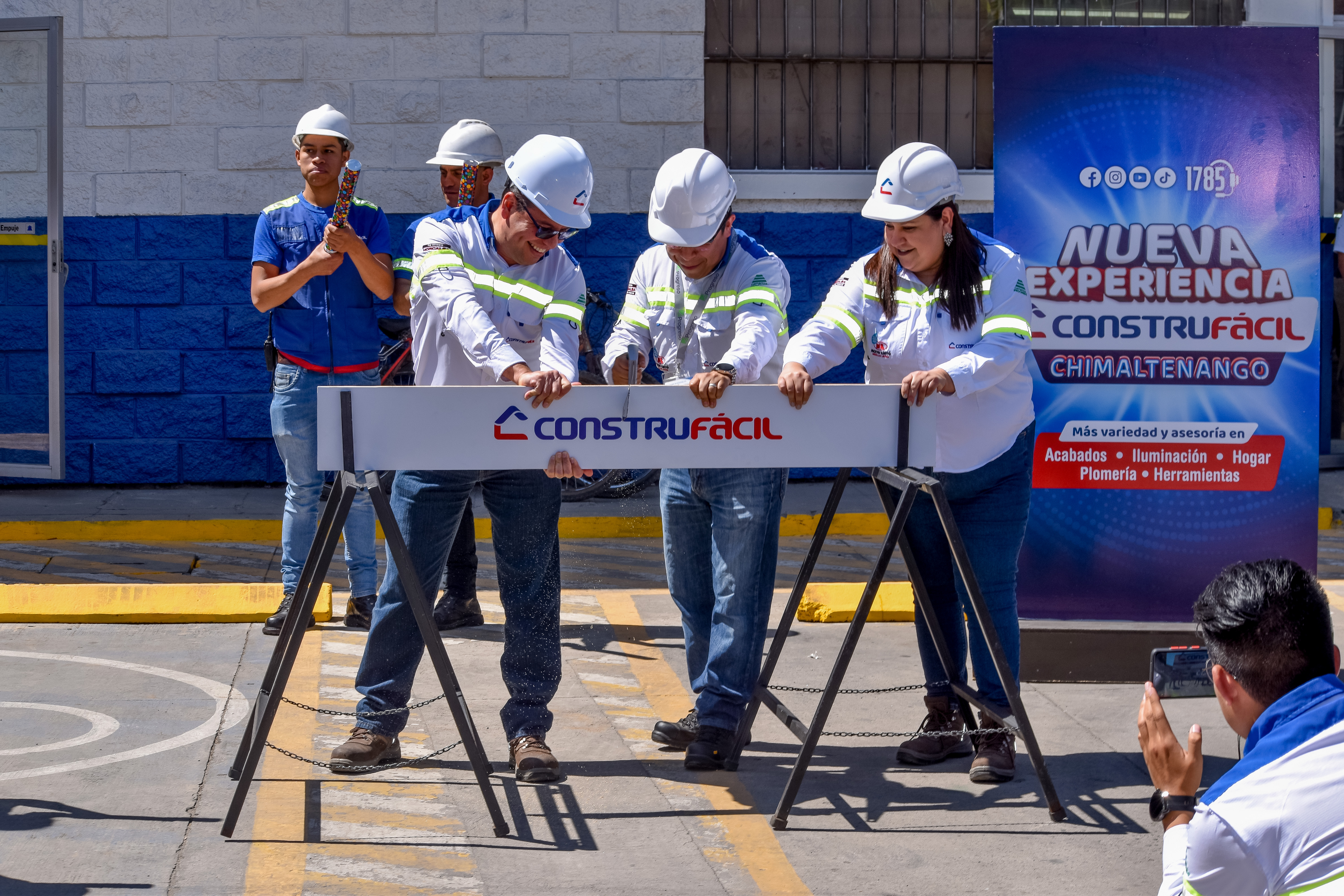 Representantes de Construfácil inauguran las instalaciones renovadas de la tienda de Chimaltenango. Foto Prensa Libre: Cortesía