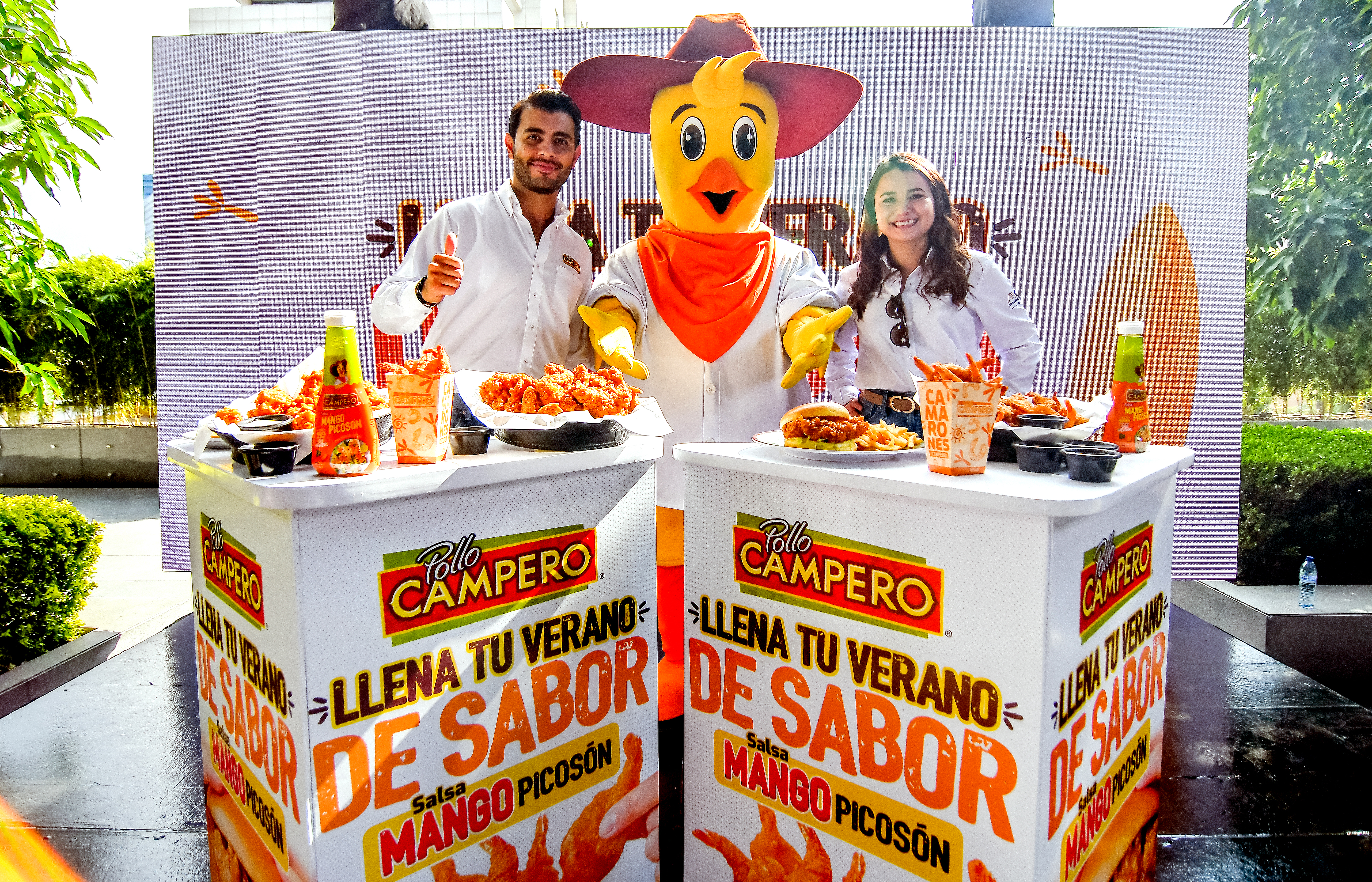 Fernando Beteta, gerente de Comunicación Digital CMI y Diana Aguirre, gerente de Marca Comercial Pollo Campero. Foto Prensa Libre: Sergio Muñoz