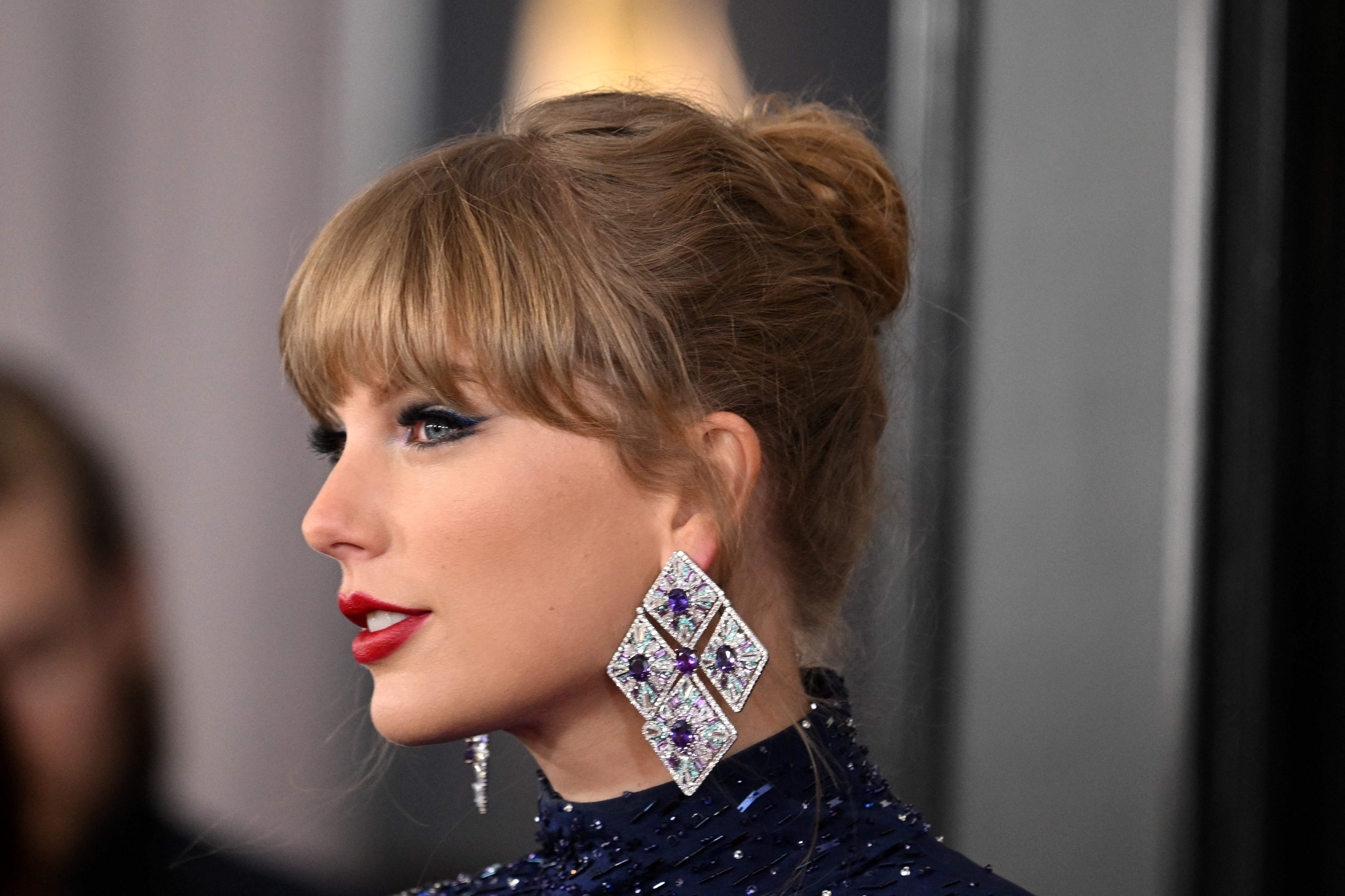 Para la entrega de los premio Grammy, Taylor Swift utilizó un traje impresionante de dos piezas. (Foto Prensa Libre: AFP)