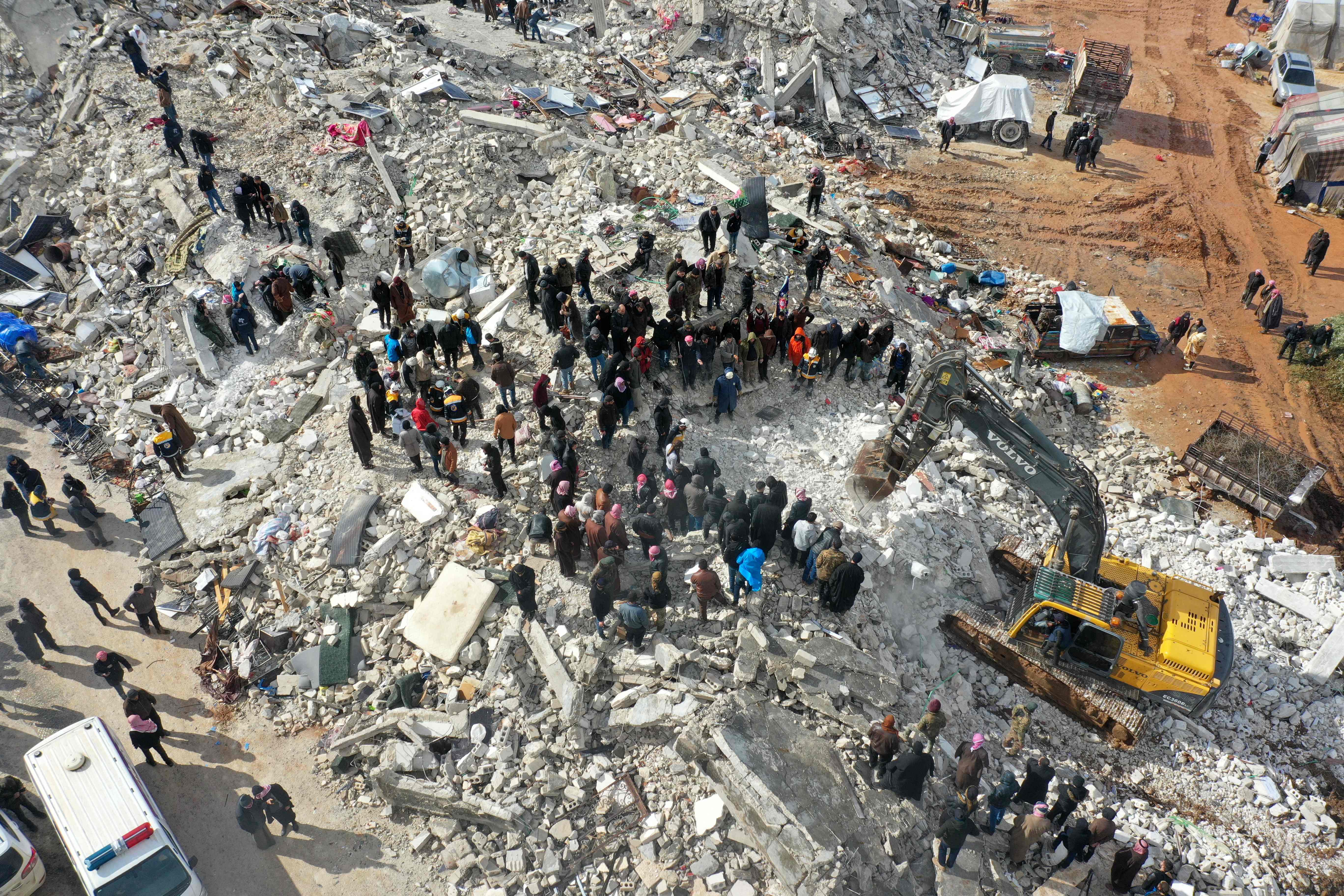 Vista aérea de pobladores que buscan supervivientes luego del colapso de un edificio en la Villa de Besnia, cerca de Harim, Sira, afectado, junto a Turquía por un terremoto de 7.7 grados.  (Foto Prensa Libre: AFP)