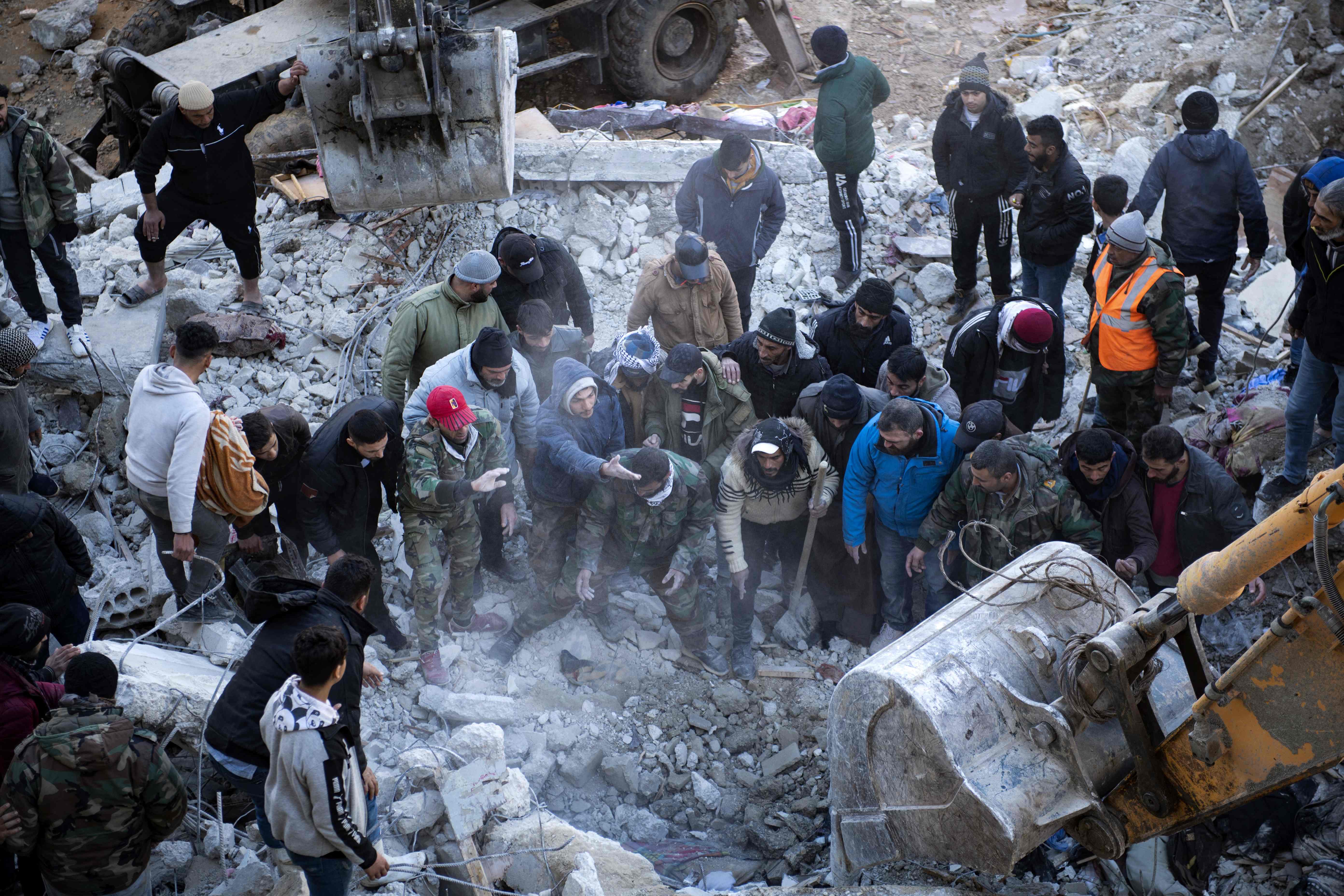 EDITORS NOTE: Pobladores buscan víctimas y supervivientes en un edificio colapsado en el poblado de Jableh, provincia de Latakia, en Damasco, Siria tras el terremoto que azotó ese país y Turquía.  (Foto Prensa Libre: AFP)