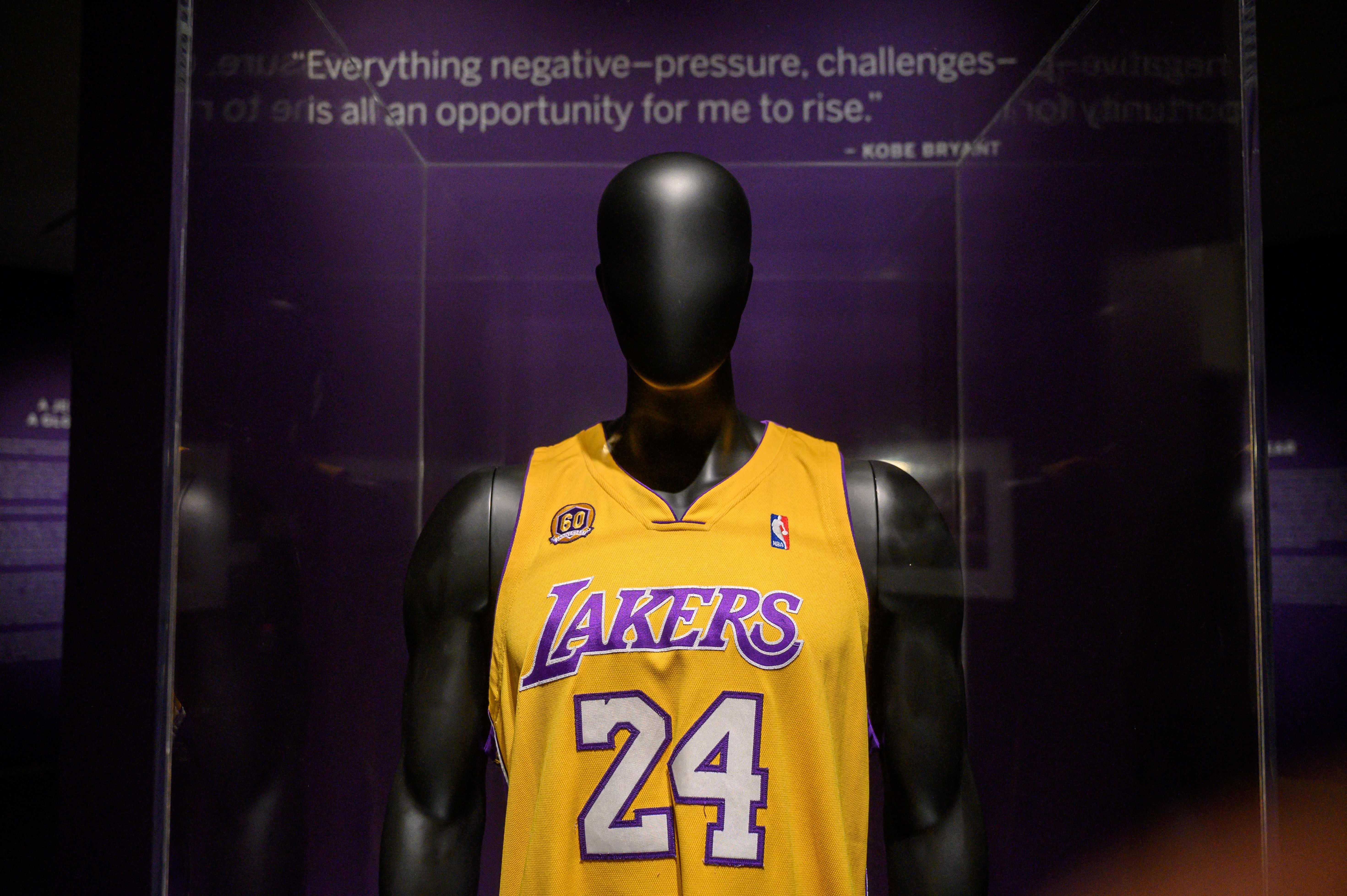 La playera de Kobe Bryant fue vendida fue vendida por una cifra millonaria. (Foto Prensa Libre: AFP).